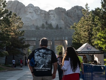 Varios turistas visitan el Monte Rushmore a la que acudirá Donald Trump este viernes. (Andrew CABALLERO-REYNOLDS / AFP))