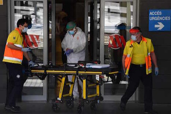 Entrada del hospital Arnau Vilanova, en Lleida, donde ya se ha instado un hospital de campaña. (Pau BARRENA/AFP)