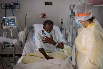 Un paciente de coronavirus en un hospital de Houston, EEUU. (Mark FELIX/AFP)