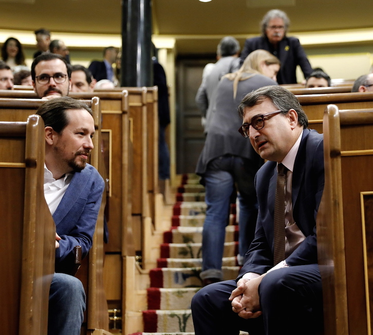 Iglesias y Esteban conversan en una sesión de la pasada legislatura.