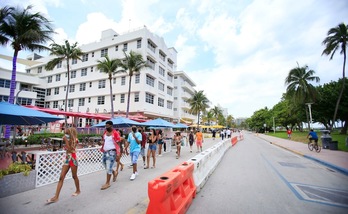 Gente paseando por Ocean Drive, en Miami Beach (Florida), el 4 de julio. (Cliff HAWKIN | AFP)