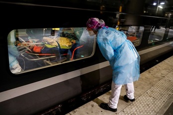 Un TGV medicalizado a punto de partir con pacientes de coronavirus de la estación de Austerlitz, en París, el 1 de abril. (Thomas SAMSON | AFP)