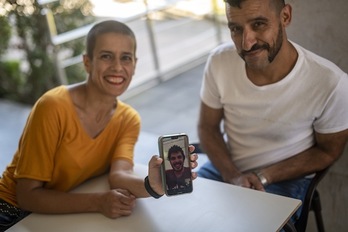 Marta Macho y Roberto Sánchez, en una videollamada con Manuel Martínez. (Jaizki FONTANEDA/FOKU)