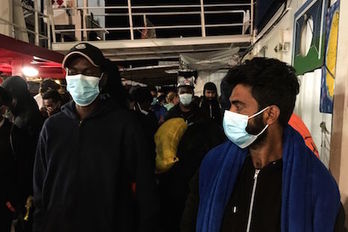 Migrantes rescatados mientras cruzaban el Mediterráneo central. (Shahzad ABDUL/AFP)