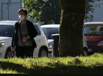 Una mujer con mascarilla, que será obligatoria en Catalunya. (Jon URBE/FOKU)