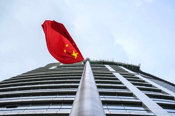 Txinako ikurra Hong Kongeko Segurtasun Nazionalaren Bulegoan. (Anthony WALLACE-AFP)