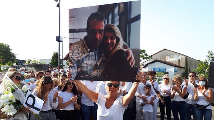 La esposa e hijas del conductor han sido ovacionadas desde el inicio de la marcha. (Naiz)