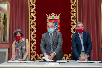 Helena Fernandino y Emilio Pi firman la cesión junto al alcalde de Iruñea, Enrique Maya