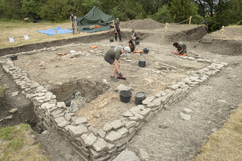 Miembros del equipo de la Sociedad de Ciencias Aranzadi excavando en el poblado fotificado prerromano. (Jagoba MANTEROLA/FOKU)