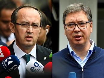  Hoti kosovoarra eta Vucic serbiarra, argazki konboan. (Andrej ISAKOVIC-AFP)