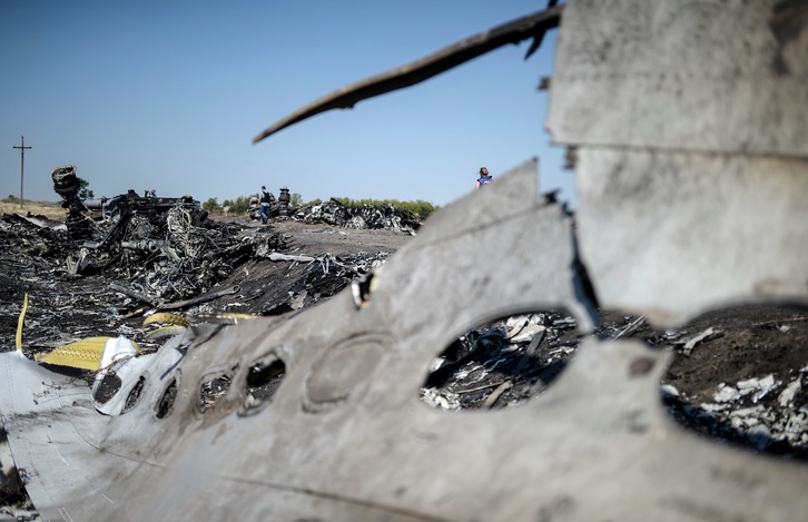 Foto del 2 de agosto de 2014, una parte del vuelo MH17 de Malaysia Airlines en el lugar del accidente en la aldea de Hrabove (Grabovo). (Bulent KILIC/AFP)