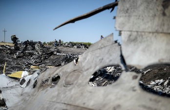 foto de archivo tomada el 2 de agosto de 2014, una parte del vuelo MH17 de Malaysia Airlines en el lugar del accidente en la aldea de Hrabove (Grabovo), a unos 80 km al este de Donetsk. (Bulent KILIC/AFP)