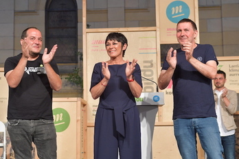David Fernández, Maddalen Iriarte y Arnaldo Otegi, en el cierre de campaña de Donostia. (Idoia ZABALETA/FOKU)
