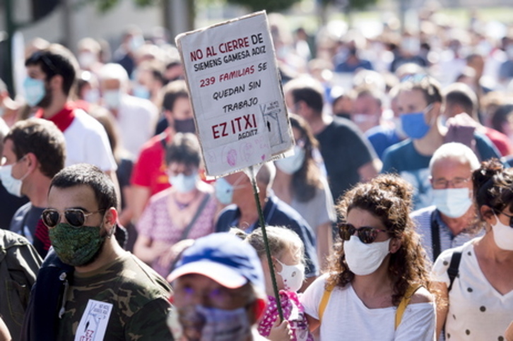 Un cartel sobresale de entre los manifestantes de hoy en Iruñea. (Iñigo URIZ/FOKU)