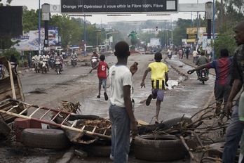  Barrikadak Bamako Maliko hiriburuan. (Michele CATTANI-AFP)