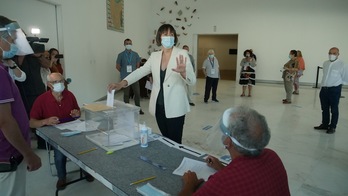 La candidata del BNG, Ana Pontón, en el momento de votar 