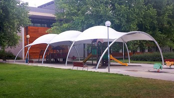 Ha finalizado la colocación de las cubiertas de los parques infantiles de Iturrama y Mendillorri. (AYUNTAMIENTO DE IRUÑEA)