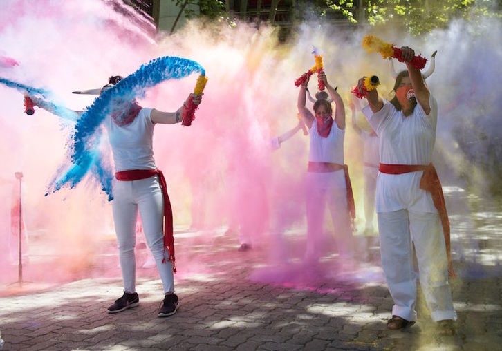 Imagen de la protesta antitaurina celebrada el año pasado con los sanfermines suspendidos por la pandemia de coronavirus. (Ander GILLENEA | FOKU)