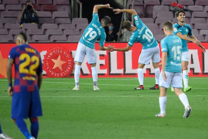 Los dos protagonistas del 1-2 –Torres y Barja– celebran el gol de manera original. (Lluis GENE/AFP)