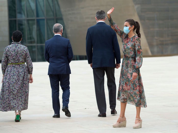 La reina Letizia Ortiz saluda mientras la ministra española de Exteriores, Arancha González, el lehendakari Iñigo Urkullu y Felipe de Borbón, en una visita a Bilbo. (Ander GILLENEA/AFP) 