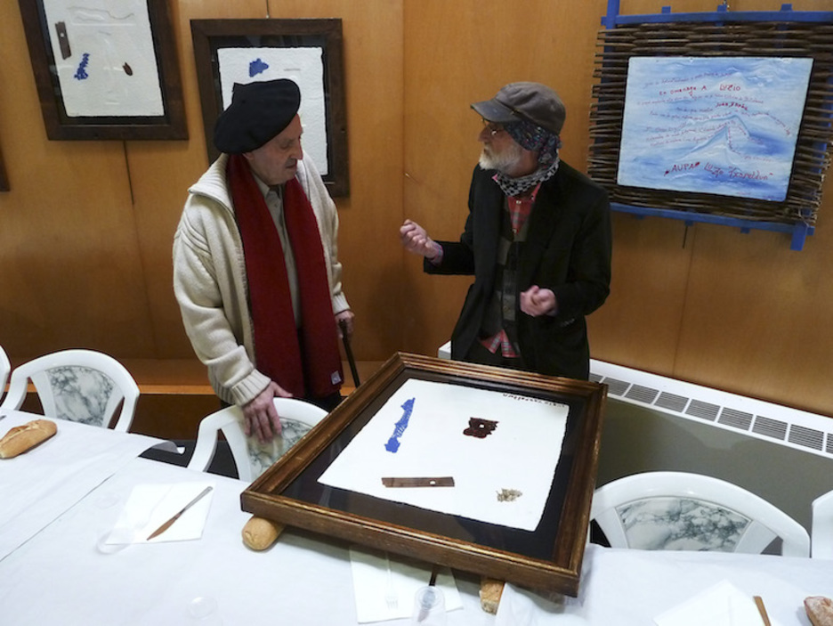 El artista Juan Gorriti le entregó un grabado especial dedicado a su vida y entrega en el homenaje de Castejón. (Fermin MUNARRIZ).