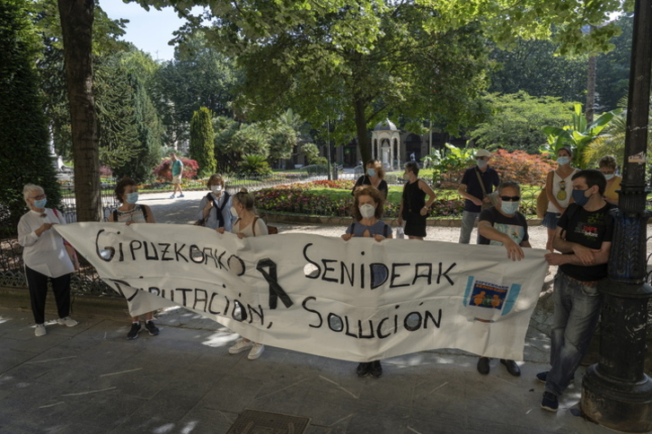 Protesta de familiares de usuarios de las residencias de Gipuzkoa. (Andoni CANELLADA / FOKU) 