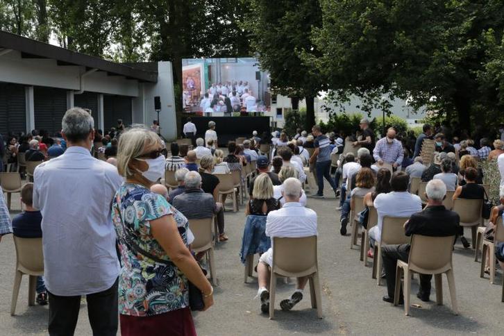 Ehunka lagunek elizaren kanpoaldetik jarraitu dituzte hileta elizkizunak. (sudinfo.be)