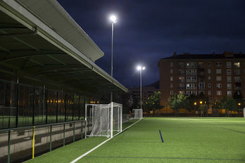 Nueva iluminación en el campo municipal de Arrotxapea. (AYUNTAMIENTO DE IRUÑEA)