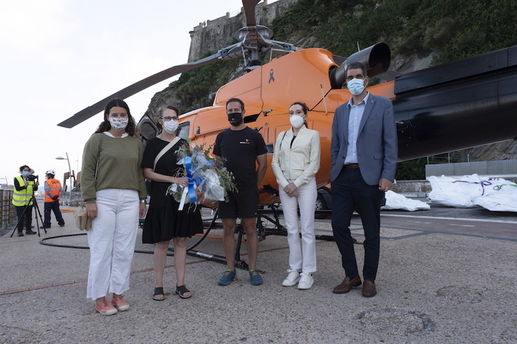 Cristina Iglesias eta Eneko Goia (eskubian), helikopteroarekin. (Jon URBE/FOKU)