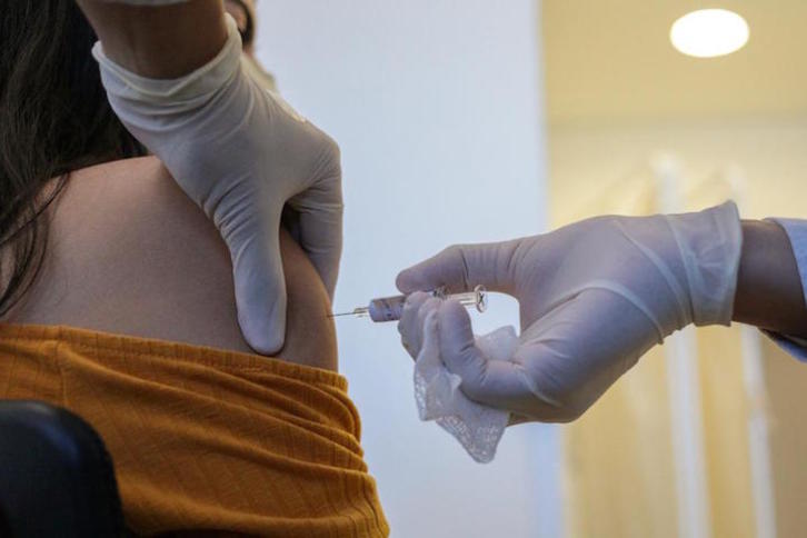 Una volutaria recibe una vacuna de la empresa china Sinovac, experimentada en Brasil. (AFP)