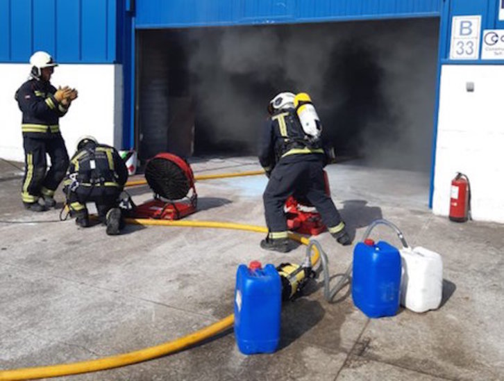 Los bomberos, en plena intervención en el incendio en la fábrica del polígono Talluntxe de Noain. (BOMBEROS DE NAFARROA)