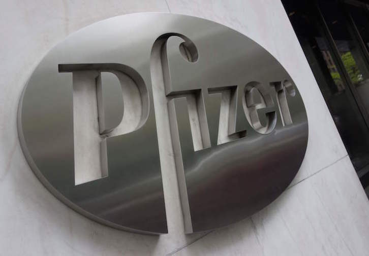Logo de la compañía Pfizer en su sede de Nueva York. (Don EMMERT/AFP)