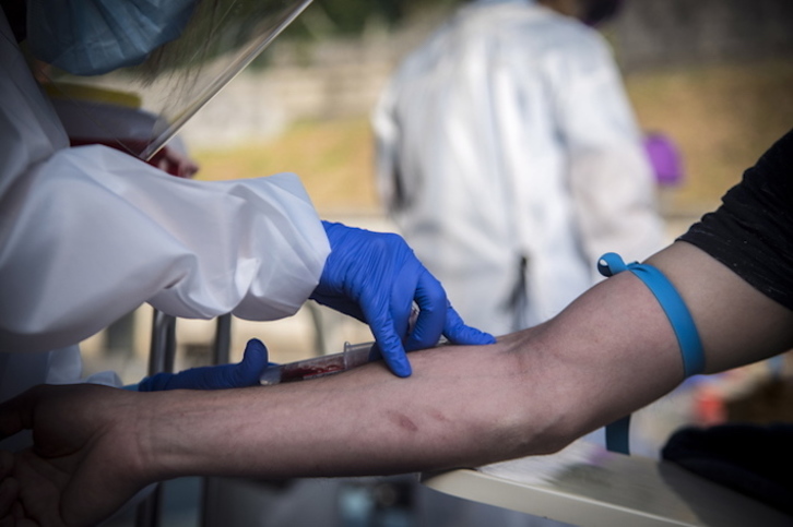 Una sanitaria toma muestras de sangre para un test PCR. (Gorka RUBIO/FOKU)