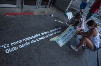 Ane Sagredo eta Amets Agirrebengoa Inspirarrte proiektuaren lehen esaldia margotzen. (Aritz LOIOLA/FOKU).