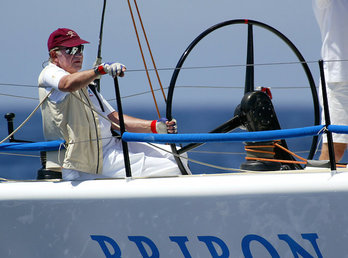 Juan Carlos de Borbón, a bordo del ‘Bribón’. (Jaime REINA/AFP)