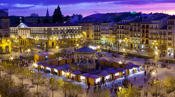 Iluminación navideña en la plaza del Castillo de Iruñea.