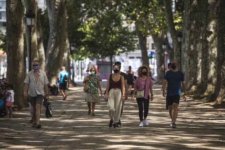 Bilbon, Areatza pasealekuan, jendea musukoarekin. (Aritz LOIOLA / FOKU)