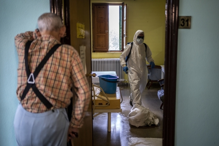 Desinfección en una residencia para mayores durante la crisis sanitaria. (Médicos Sin Fronteras)