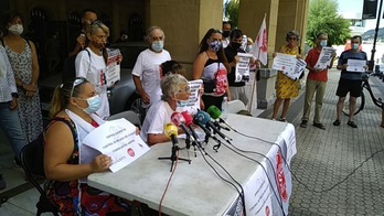 Rueda de prensa de Stop Desahucios celebrada hoy en Donostia. (Stop Desahucios)