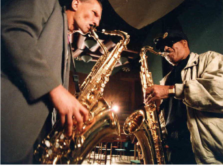 Hal Singer con el músico ruso Piotr Mamanov, con el que participó en la galardonada película «Taxi blues» (1989). (NAIZ)