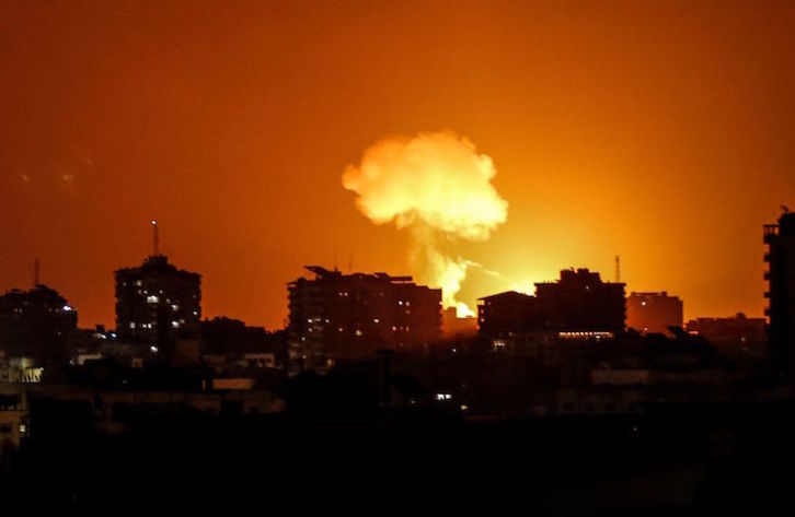Explosión tras un bombardeo israelí sobre Gaza. (Mahmud HAMS/AFP)