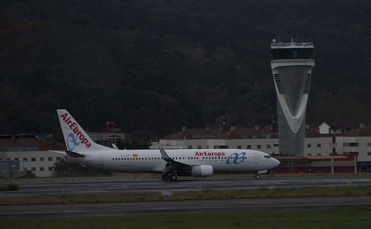 Un avión aterriza en el aeropuerto de Loiu. (Luis JAUREGIALTZO / FOKU)
