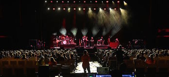 Concierto experimental de Tim Bendzko en el Leipzig Arena. (Hendrik SCHMIDT/AFP) 