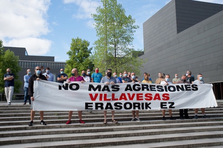 Villavesako autobus eta taxietako gidariak Baluarte plazan elkarretaratu dira. (Iñigo URIZ / FOKU)