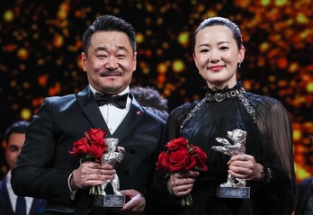 Los intérpretes chinos Wang Jingchun y Yong Mei con sus premios Oso de Plata a Mejor Actor y Mejor Actriz en 2019. (NAIZ)