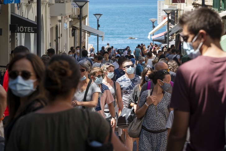 En las calles del centro de Biarritz la mascarilla es obligatoria. (GUILLAUME FAUVEAU)