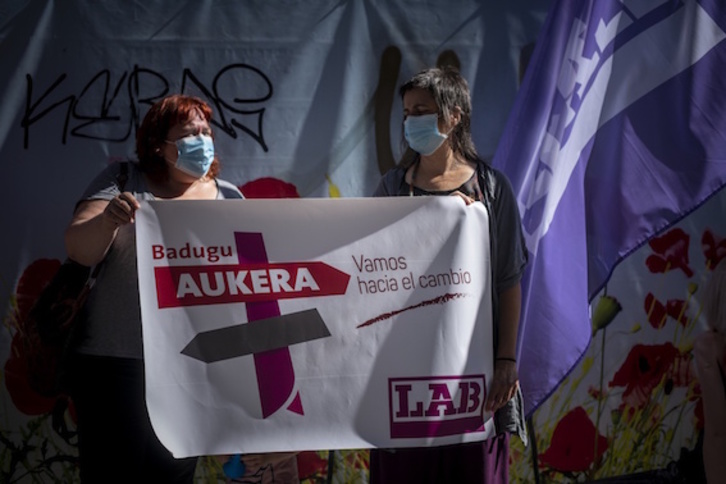 Movilización de LAB frente al Parlamento de Gasteiz. (Jaizki FONTANEDA/FOKU)