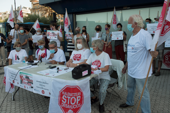 Concentración para impedir el desahucio de una mujer jubilada en el barrio Donostiarra de Benta Berri. (Juan Carlos RUIZ/FOKU).