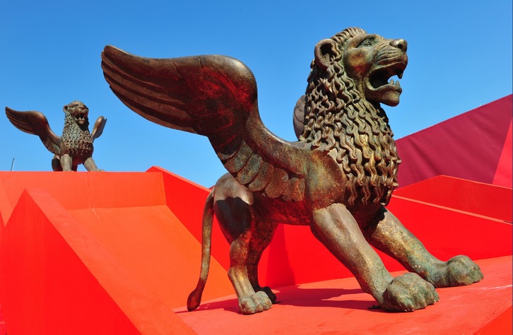 Los leones presiden la fachada del Palacio de Congresos de Lido que acoge el Festival. (Alberto PIZZOLI | AFP)