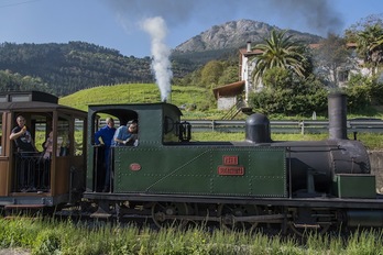 El tren Urola comunicó durante años las localidades guipuzcoanas de Zumarraga y Zumaia sobre 36 kilómetros de vías férreas que discurrían casi paralelas al río. 